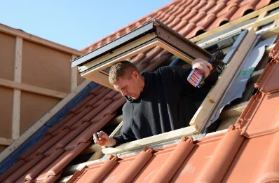 Pose de fenêtres de toit Velux à Hangard